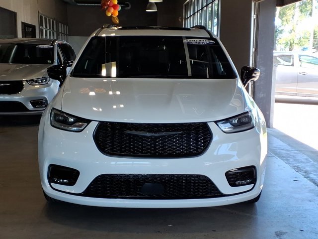 Used 2025 Chrysler Pacifica Limited FWD image 3