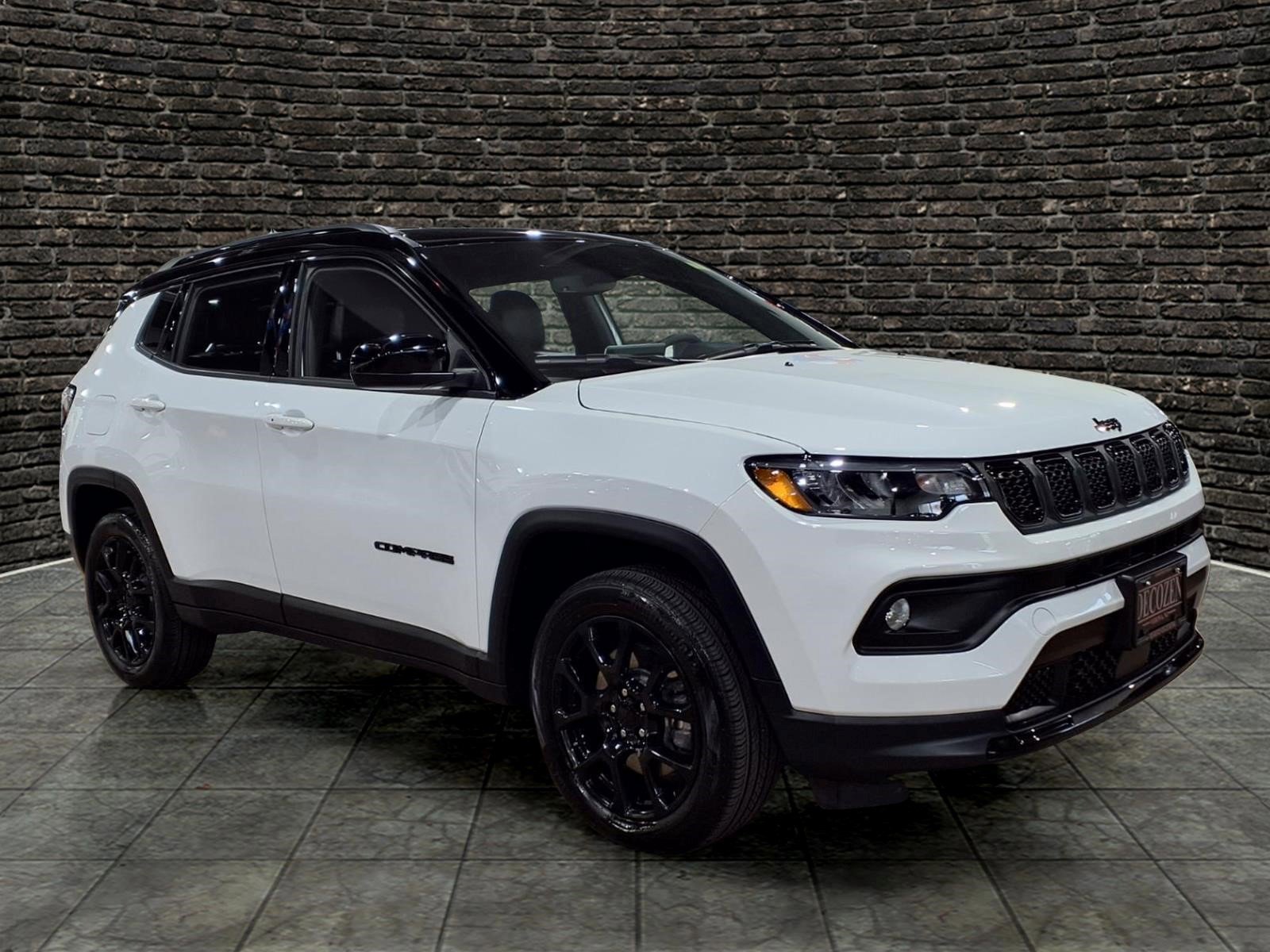 Used 2023 Jeep Compass Latitude w/ Convenience Group AWD/4WD image 1