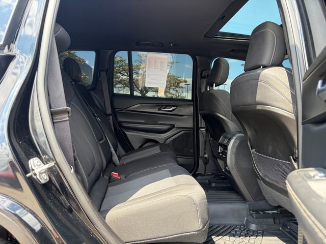 Used 2024 Jeep Grand Cherokee Laredo X AWD/4WD image 17