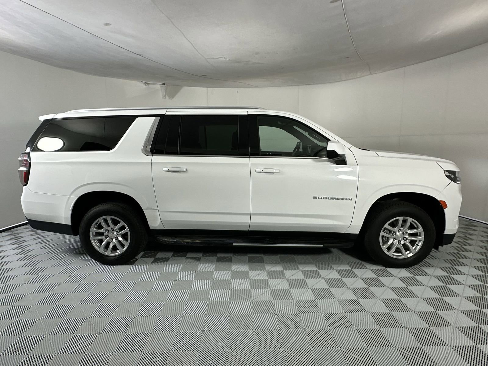Used 2022 Chevrolet Suburban LT RWD image 9