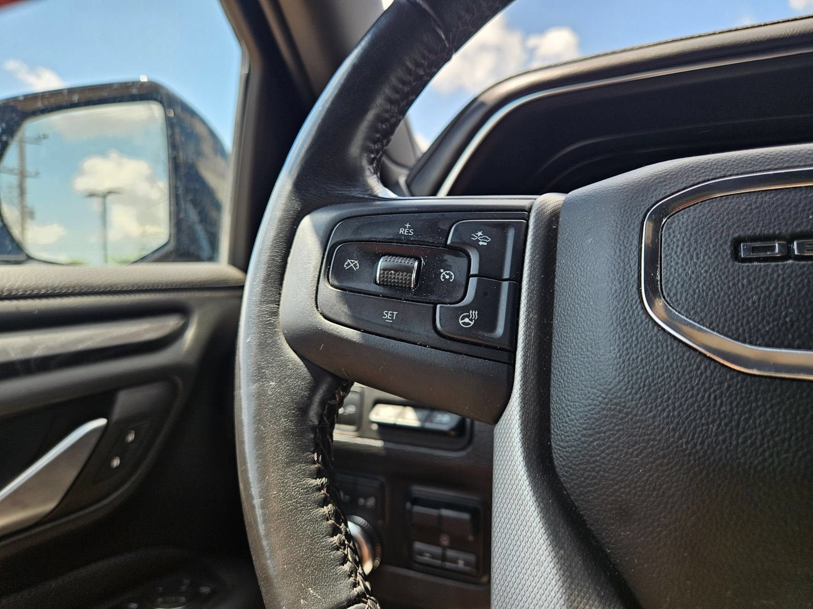 Used 2022 GMC Yukon Denali w/ Advanced Technology Package AWD/4WD image 12