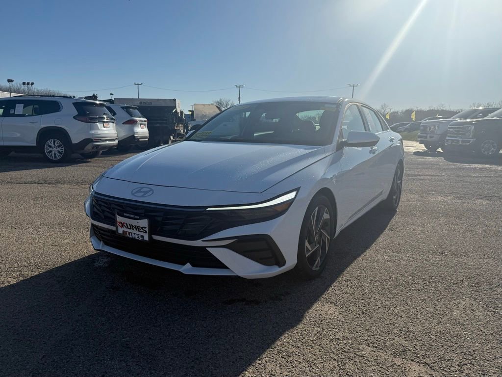 Used 2025 Hyundai Elantra SEL FWD image 5