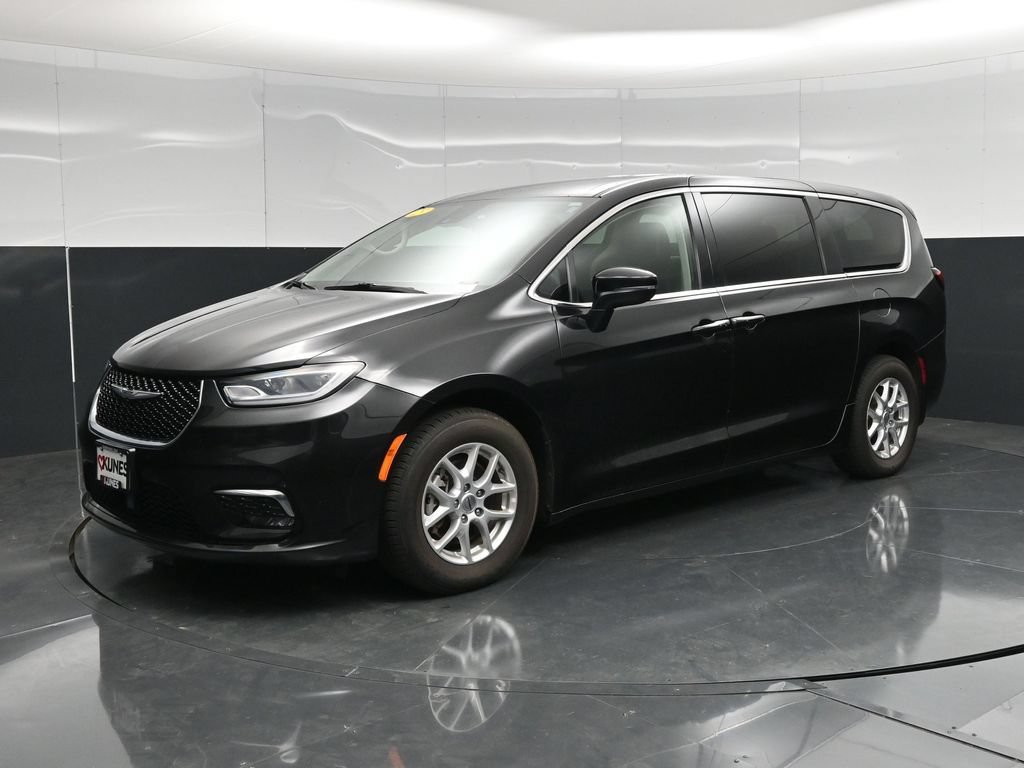 Used 2023 Chrysler Pacifica Touring-L FWD image 8