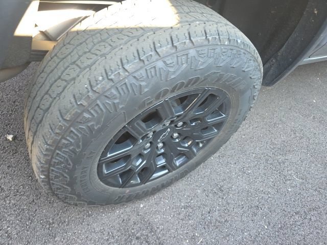Used 2023 Chevrolet Colorado Trail Boss AWD/4WD image 19