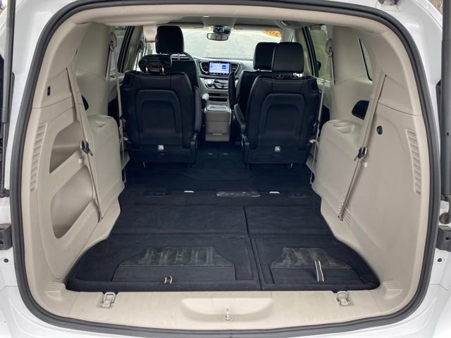 Used 2024 Chrysler Pacifica Touring-L FWD image 17