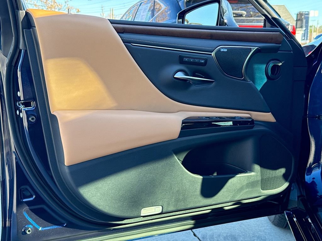 New 2025 Lexus ES 350 Ultra Luxury image 12