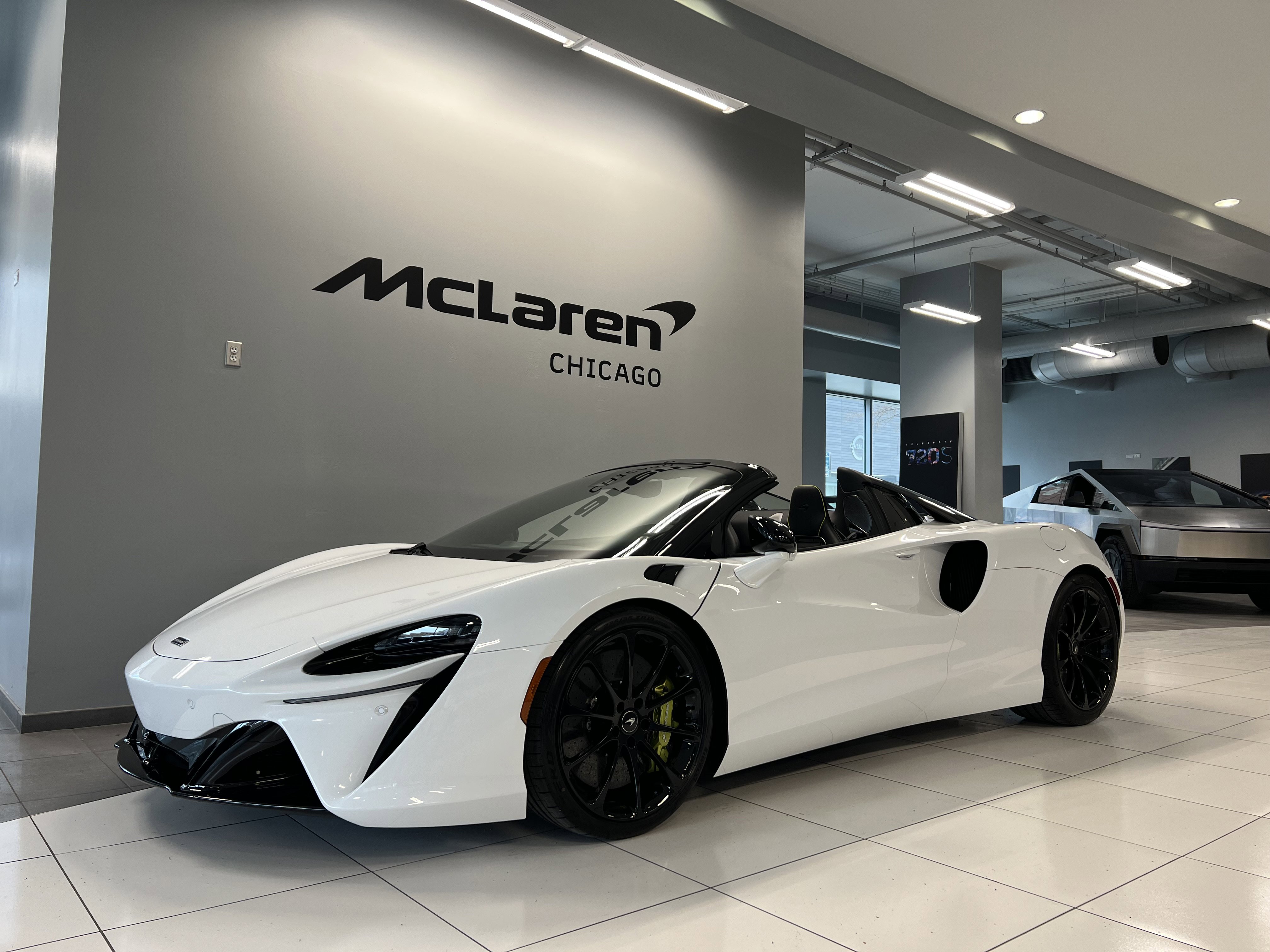 Used 2025 McLaren Artura Spider RWD image 3