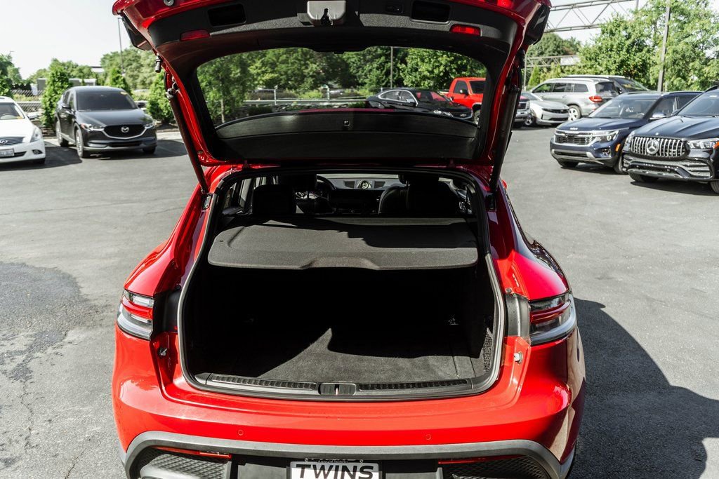 Used 2023 Porsche Macan AWD/4WD image 35