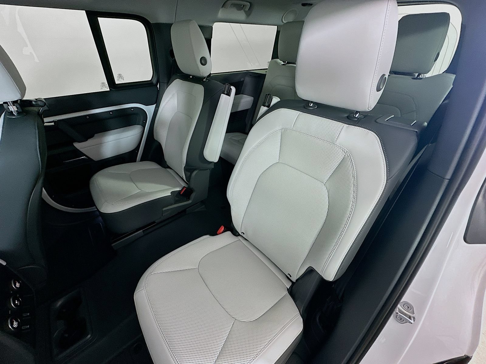 New 2026 Land Rover Defender 130 X-Dynamic SE AWD/4WD image 37