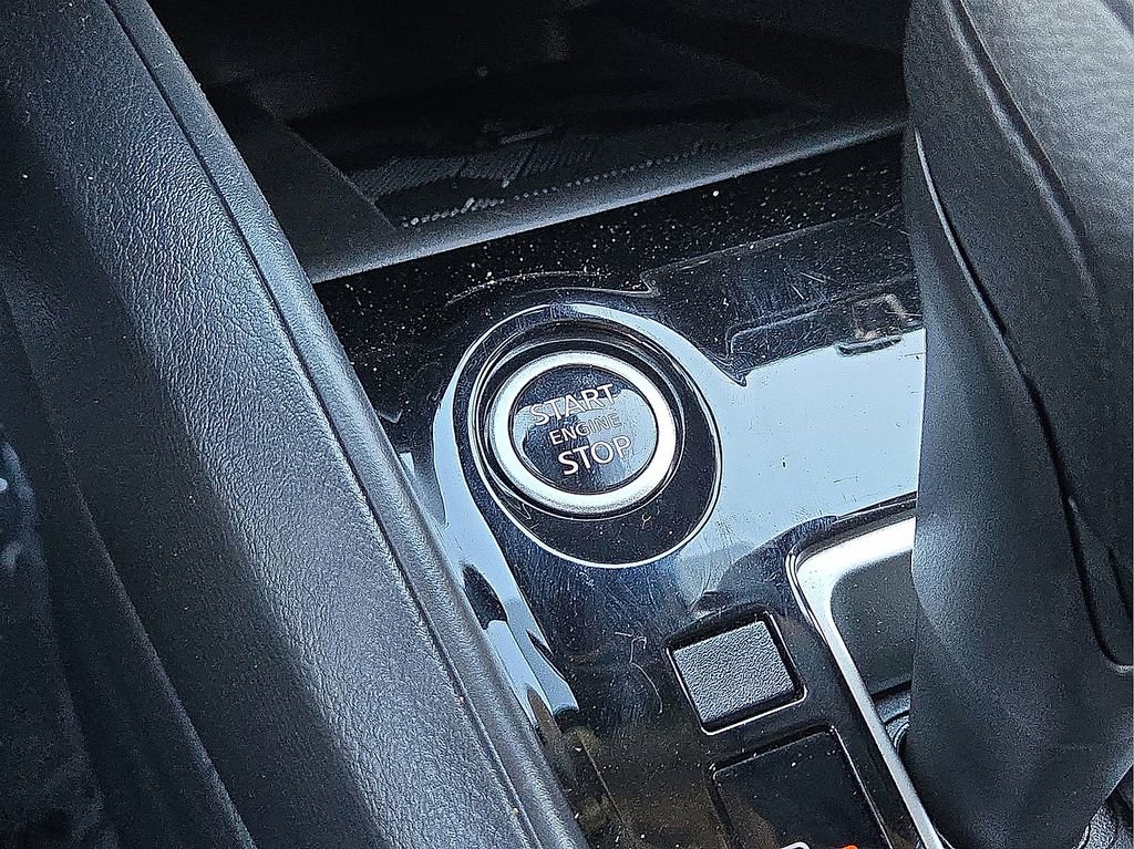 Used 2025 Nissan Versa SV image 30