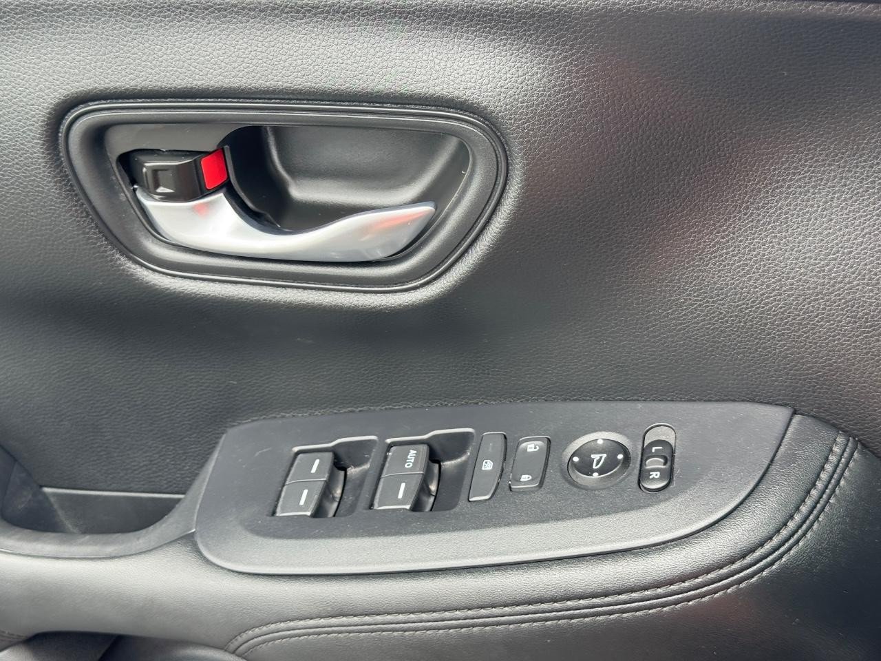 Used 2025 Honda HR-V LX image 24