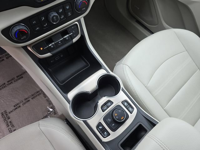 Used 2024 GMC Terrain Denali w/ Denali Premium Package AWD/4WD image 28