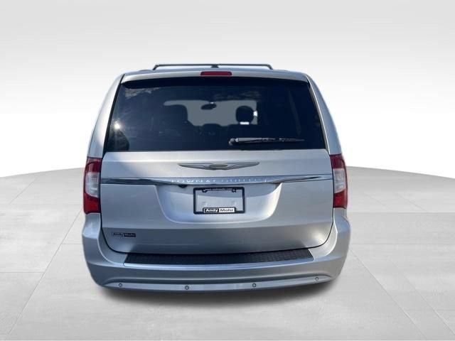 Used 2012 Chrysler Town & Country Touring-L w/ Entertainment Group #2 FWD image 13