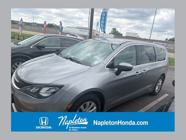 Used 2017 Chrysler Pacifica Touring w/ Tire & Wheel Group FWD image 1