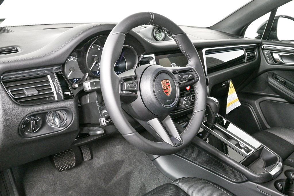 Certified 2026 Porsche Macan AWD/4WD image 4