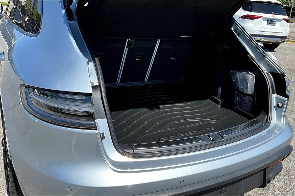 Used 2023 Porsche Macan Turbo image 37