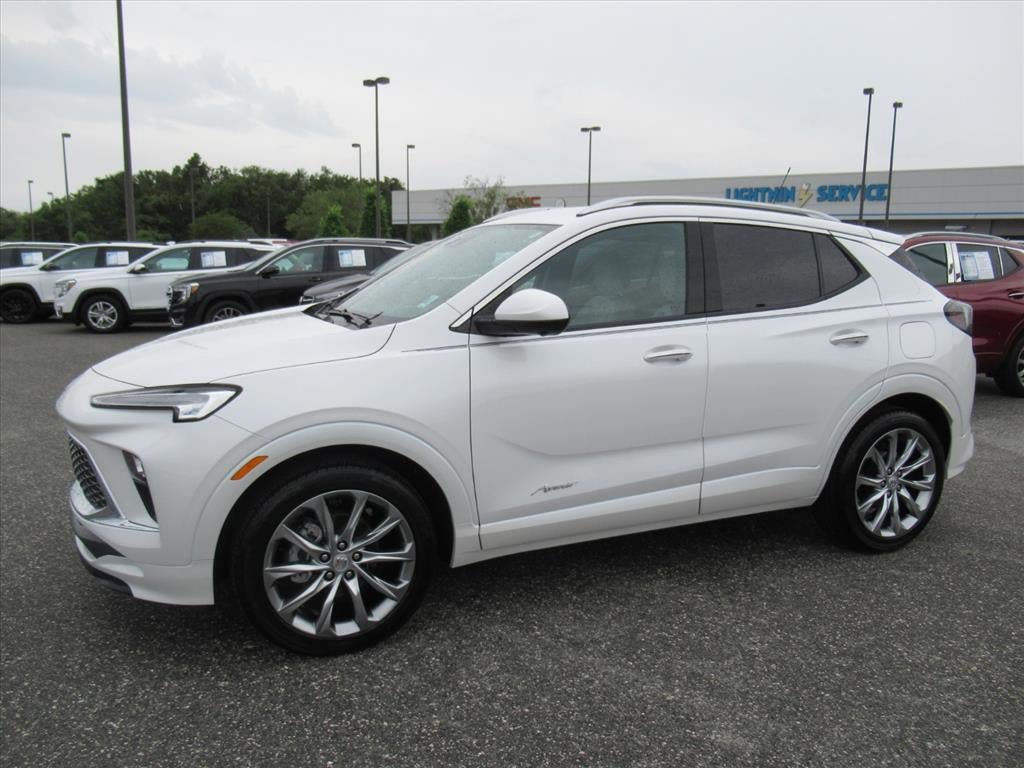 Used 2024 Buick Encore GX Avenir w/ Avenir Technology Package FWD image 4