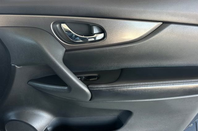 Used 2016 Nissan Rogue SV w/ SV Premium Package image 21