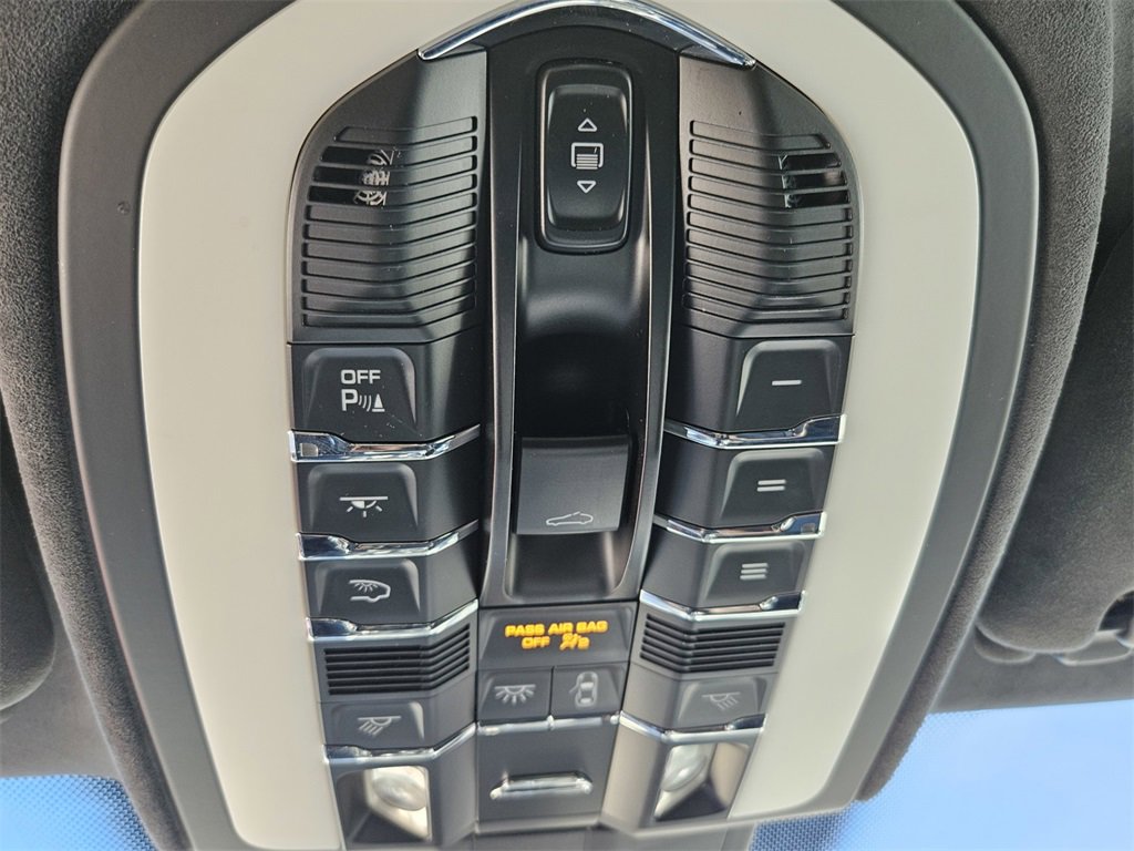 Used 2016 Porsche Cayenne Turbo image 23