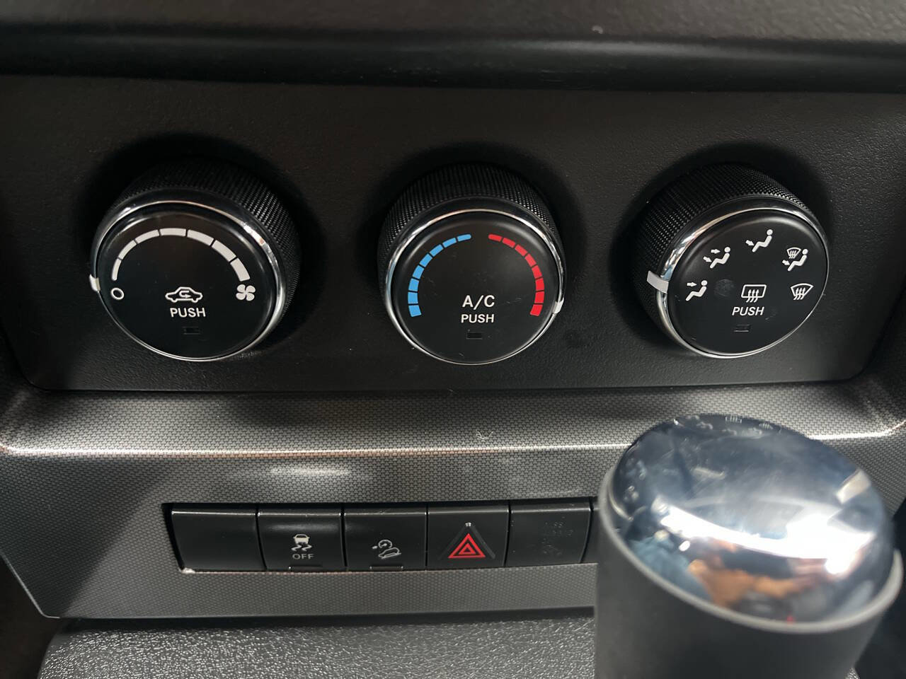 Used 2011 Jeep Liberty Sport image 16