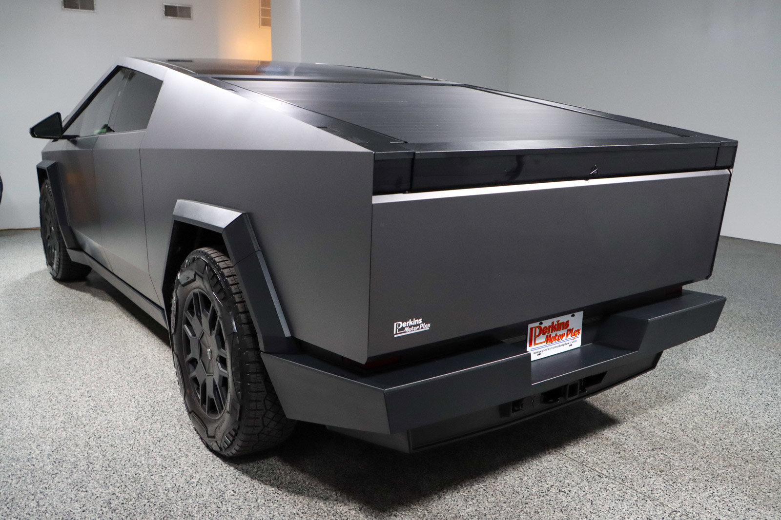 Used 2024 Tesla Cybertruck AWD Crew Cab image 9