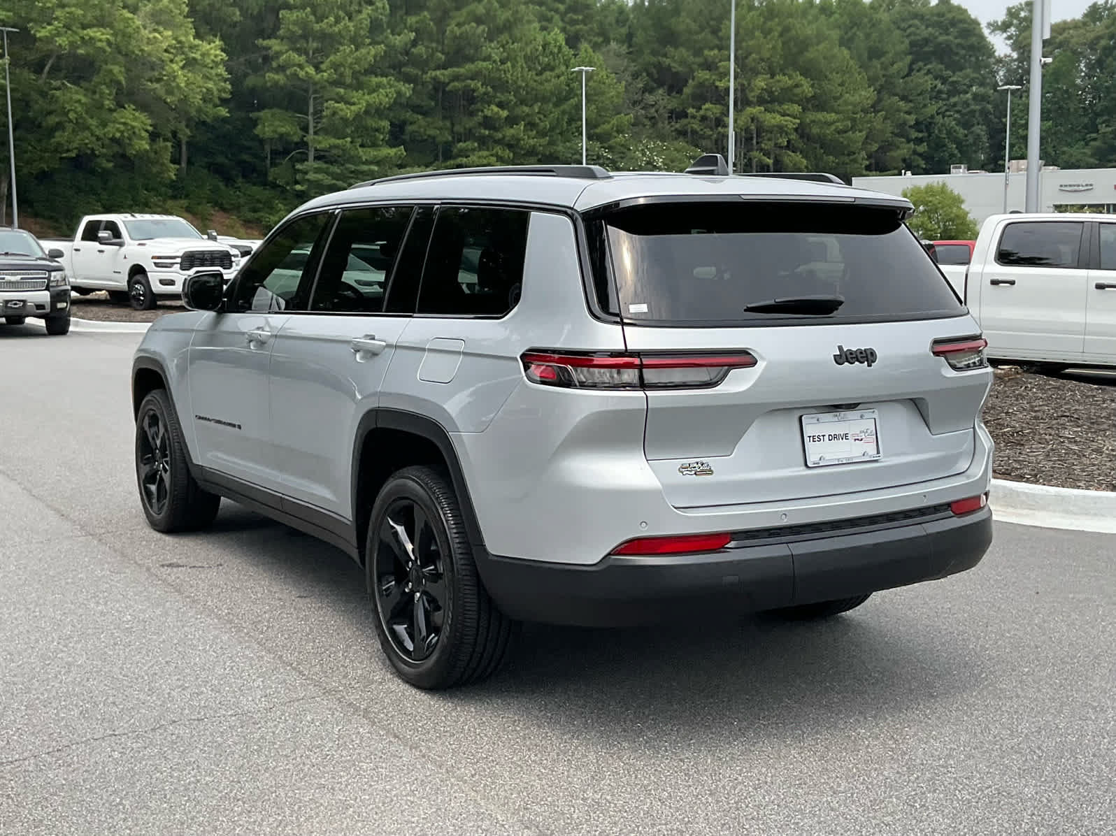 Used 2023 Jeep Grand Cherokee L Laredo RWD image 3
