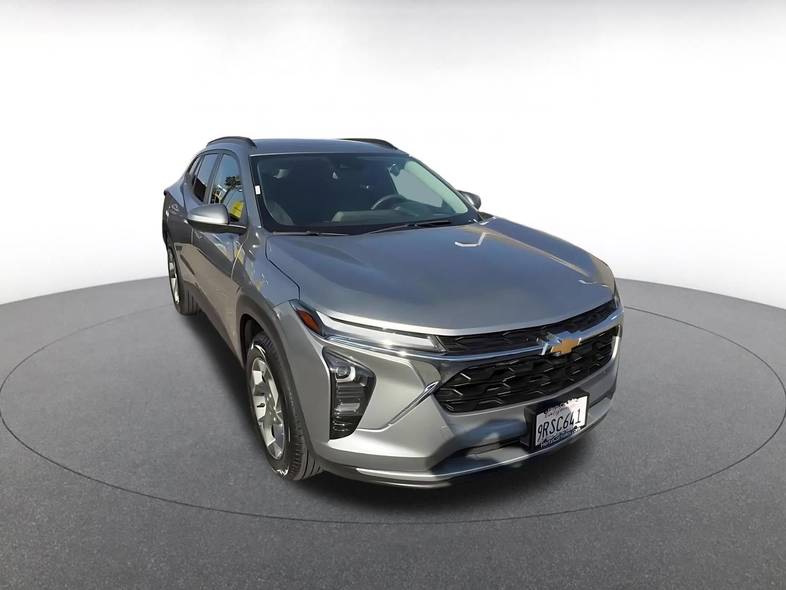 Used 2025 Chevrolet Trax LT FWD image 3