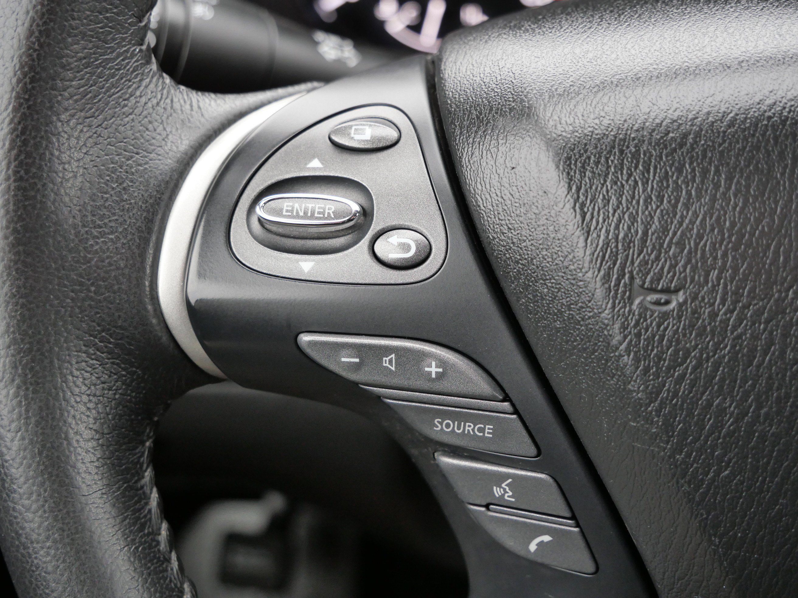 Used 2019 Nissan Pathfinder SV image 33