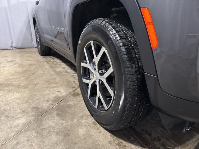 Used 2024 Jeep Grand Cherokee Limited AWD/4WD image 3