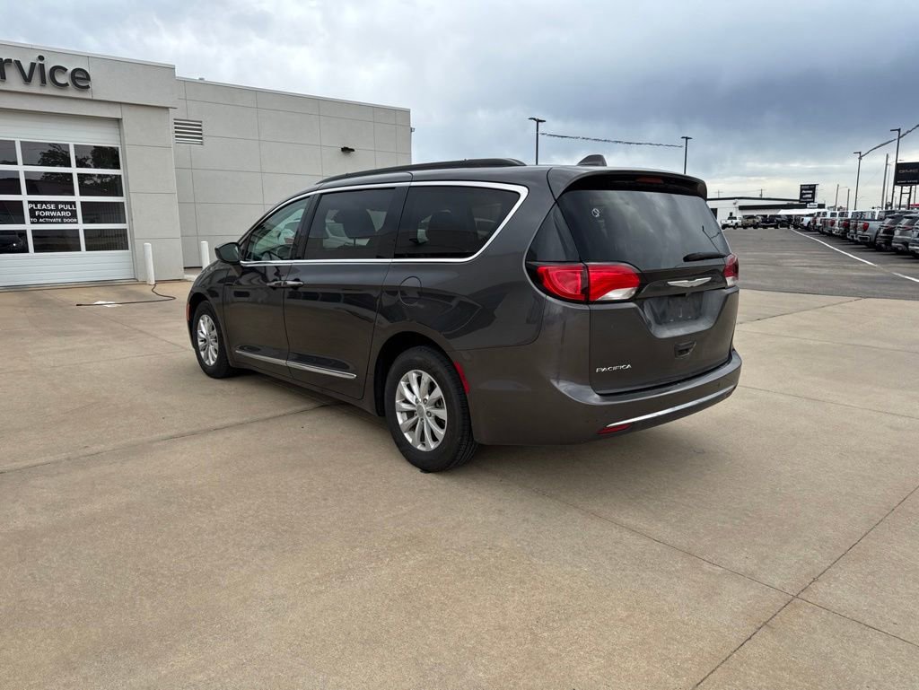 Used 2017 Chrysler Pacifica Touring-L FWD image 5