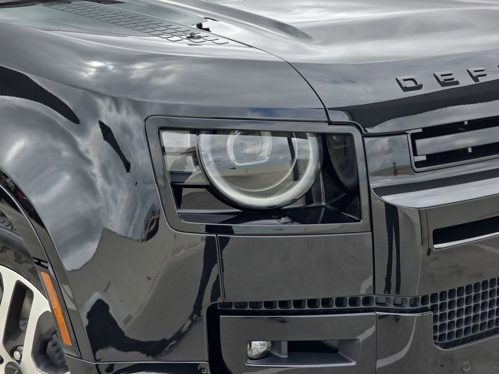 New 2026 Land Rover Defender 110 X-Dynamic SE AWD/4WD image 32
