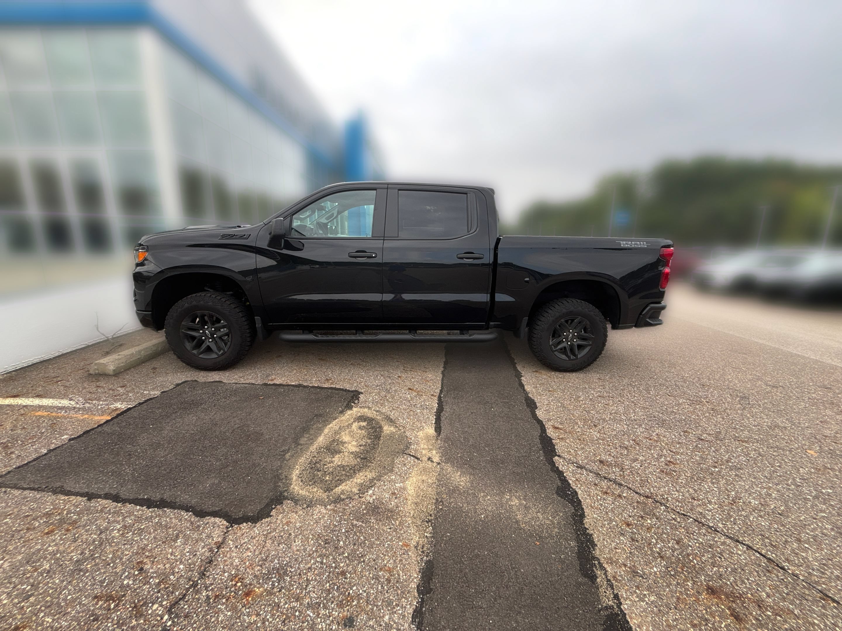 Used 2026 Chevrolet Silverado 1500 Custom Trail Boss w/ Midnight Edition AWD/4WD image 2