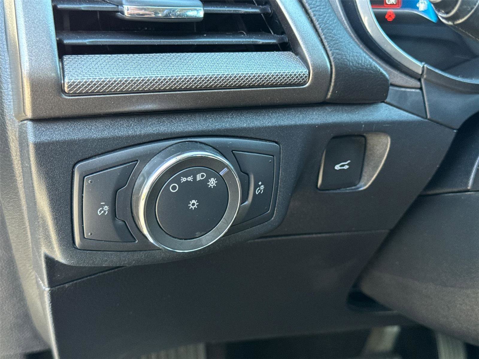 Certified 2020 Ford Fusion SE FWD image 28