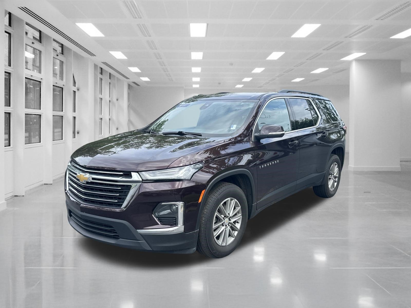 Used 2023 Chevrolet Traverse LT FWD image 2