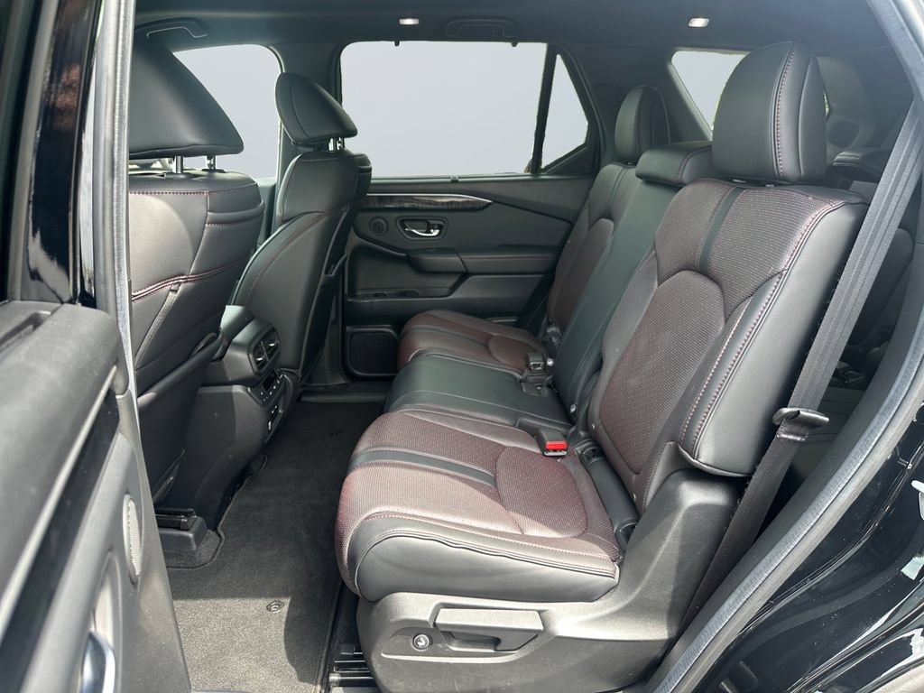 Used 2025 Honda Pilot Black Edition image 13