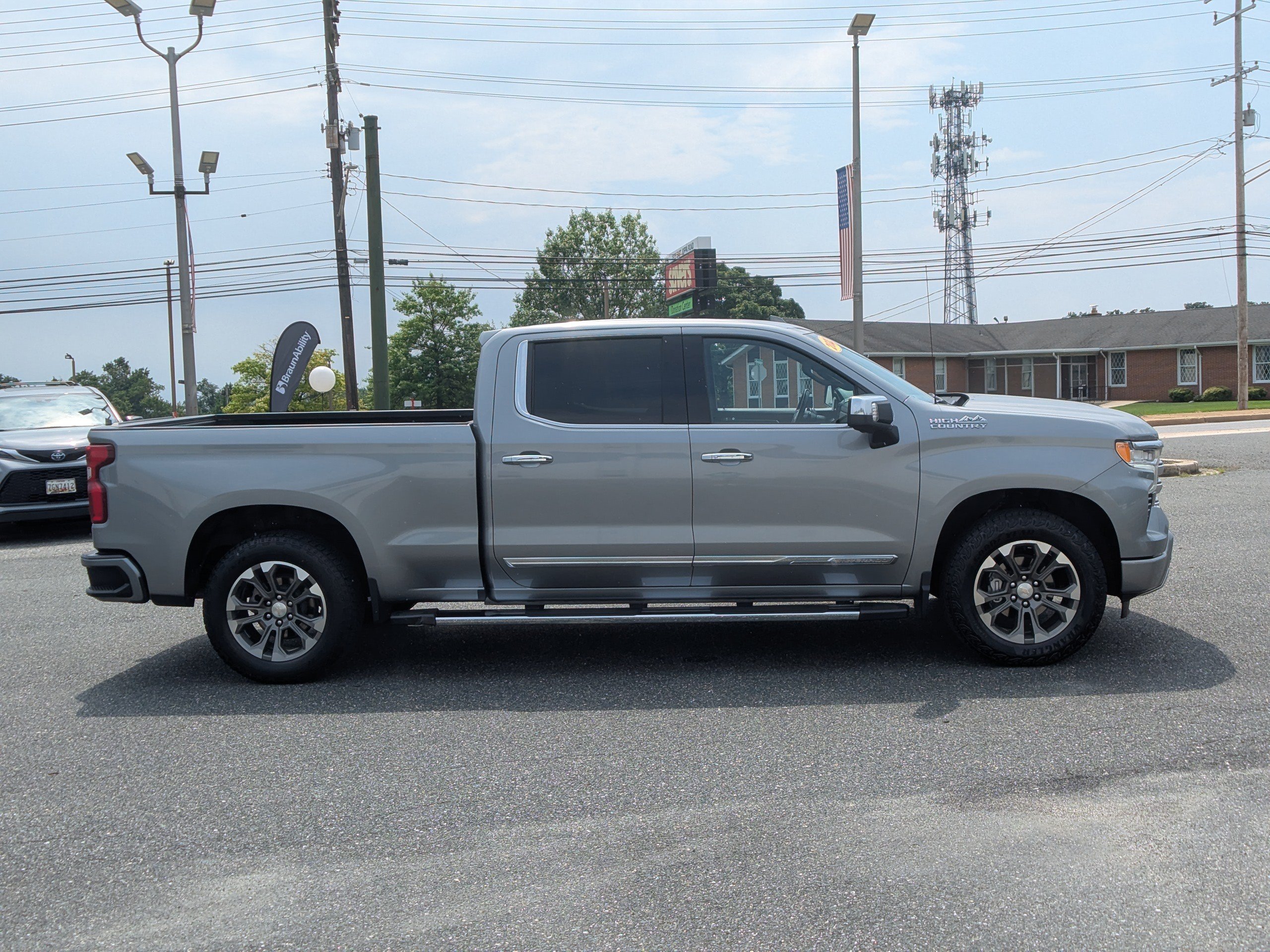 Used 2023 Chevrolet Silverado 1500 High Country w/ Z71 Off-Road Package AWD/4WD image 10