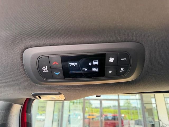 Used 2025 Chrysler Pacifica Limited FWD image 13