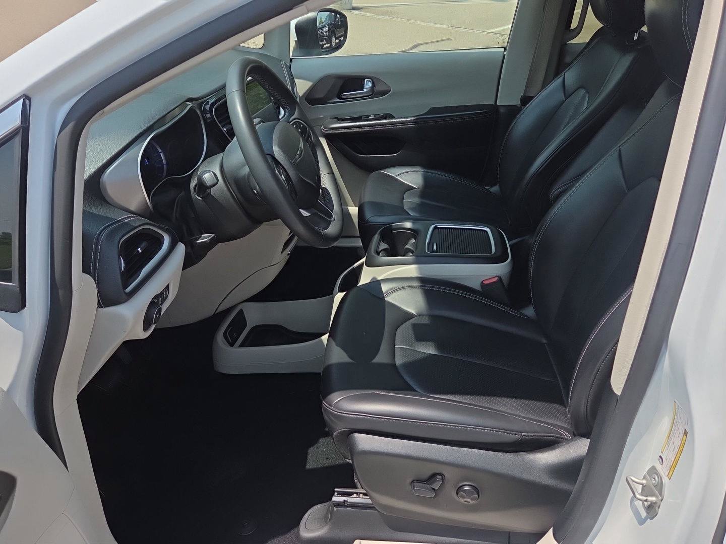 Used 2023 Chrysler Pacifica Touring-L FWD image 19