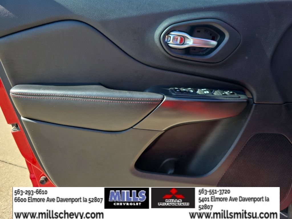 Used 2019 Jeep Cherokee Trailhawk w/ Cold Weather Group AWD/4WD image 14