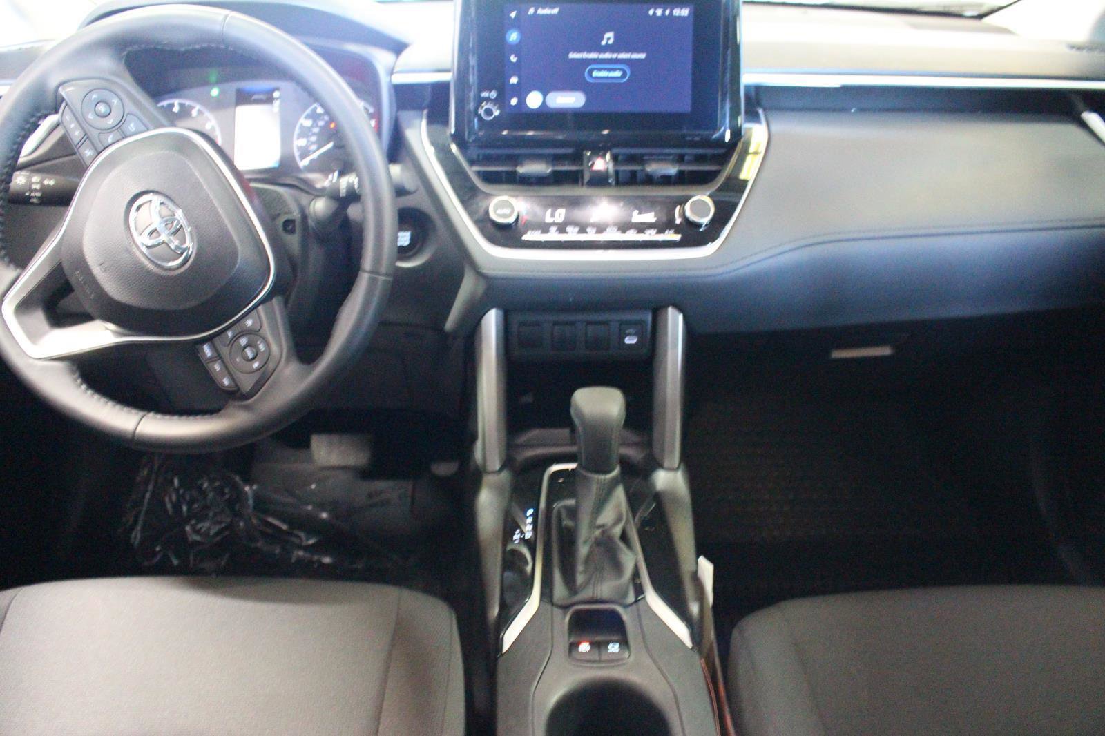 Used 2025 Toyota Corolla Cross LE image 14