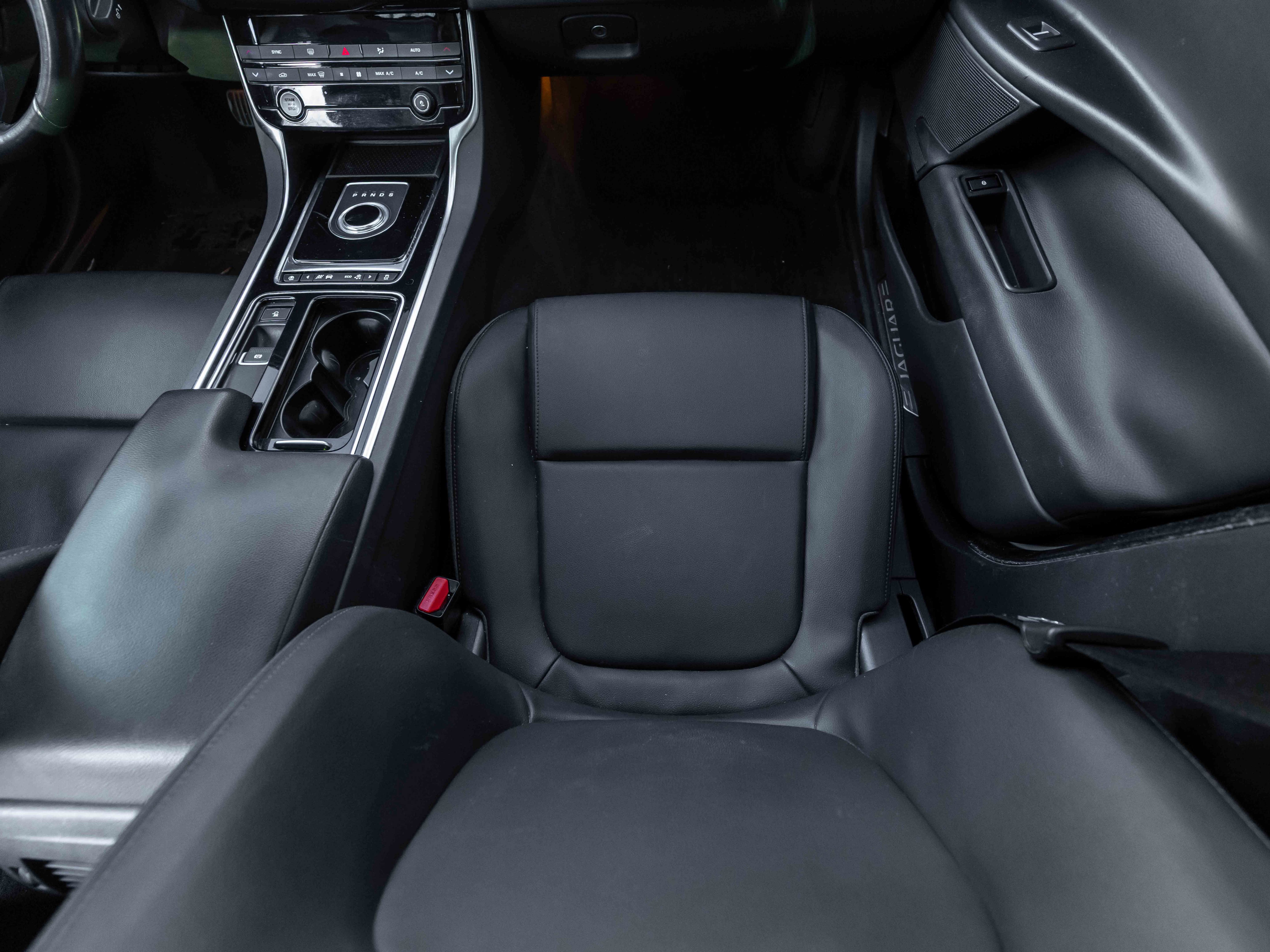 Used 2019 Jaguar XE Premium image 68