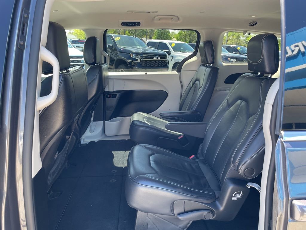 Used 2022 Chrysler Pacifica Touring-L FWD image 38