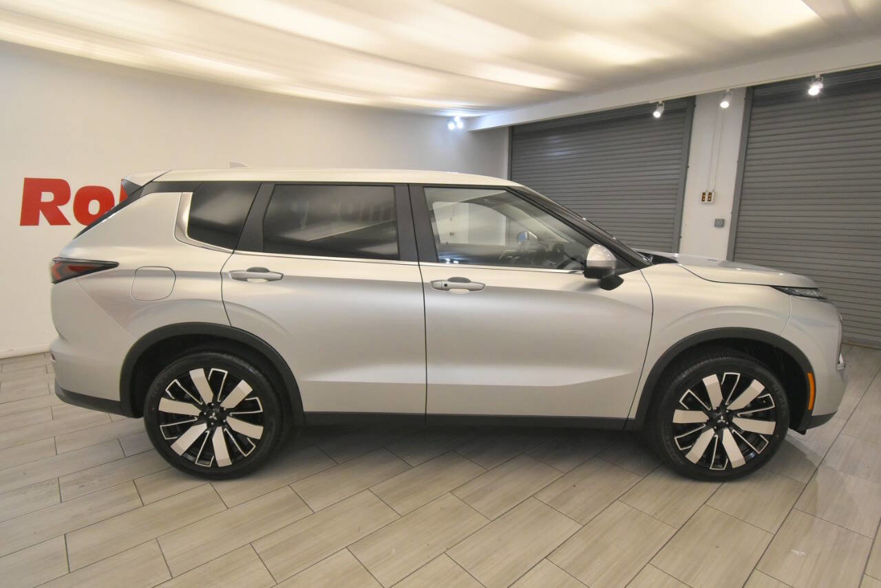 Used 2025 Mitsubishi Outlander SE image 6