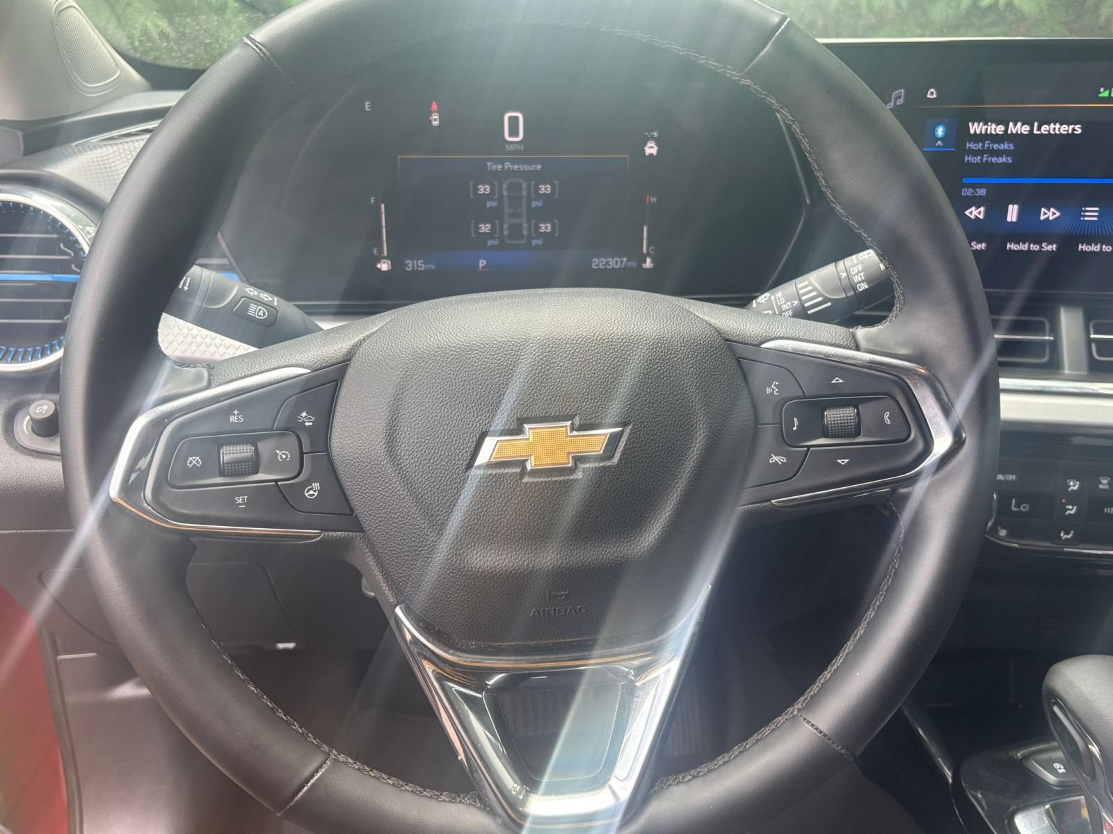 Used 2025 Chevrolet Trax LT w/ LT Convenience Package FWD image 24