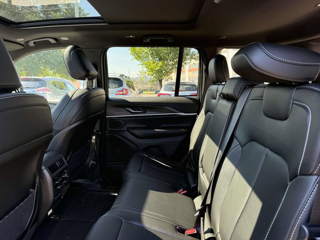 New 2027 Jeep Grand Cherokee Limited AWD/4WD image 17