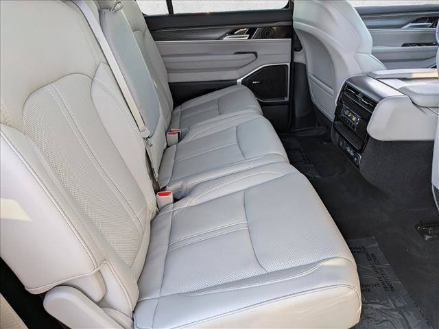 Used 2023 Jeep Wagoneer Series III w/ Preferred Equipment Group AWD/4WD image 26