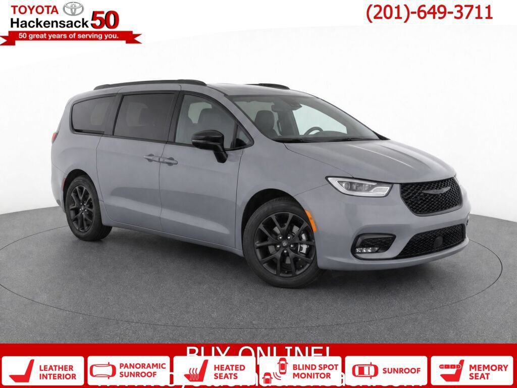 Used 2025 Chrysler Pacifica Limited FWD image 1