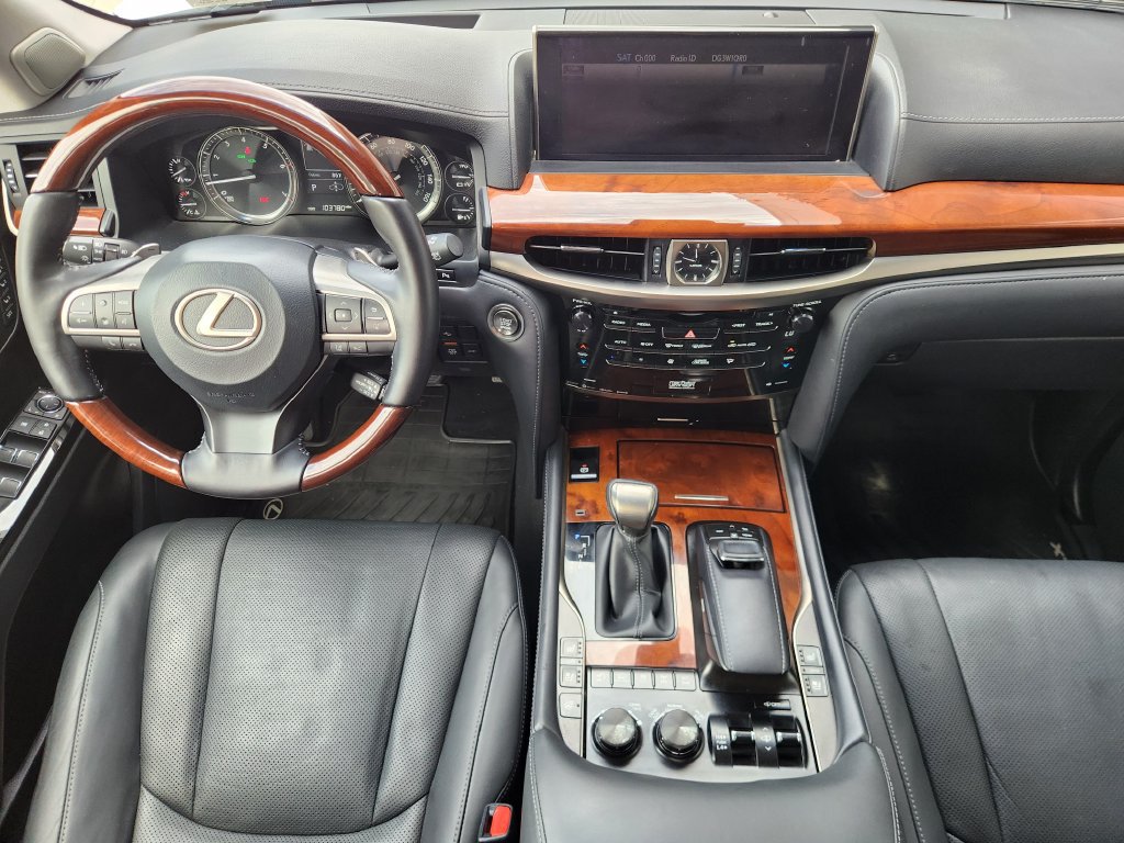 Used 2020 Lexus LX 570 4WD w/ 3rd Row & Luxury Pkg image 26