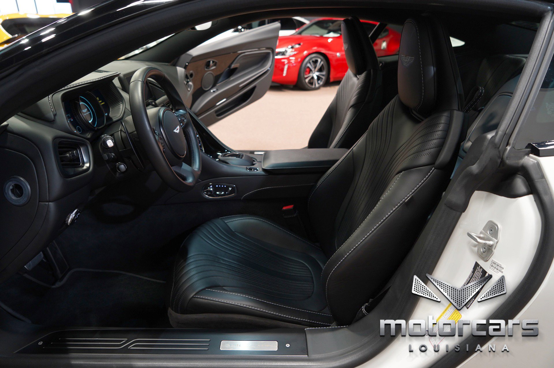 Used 2018 Aston Martin DB11 Coupe image 32