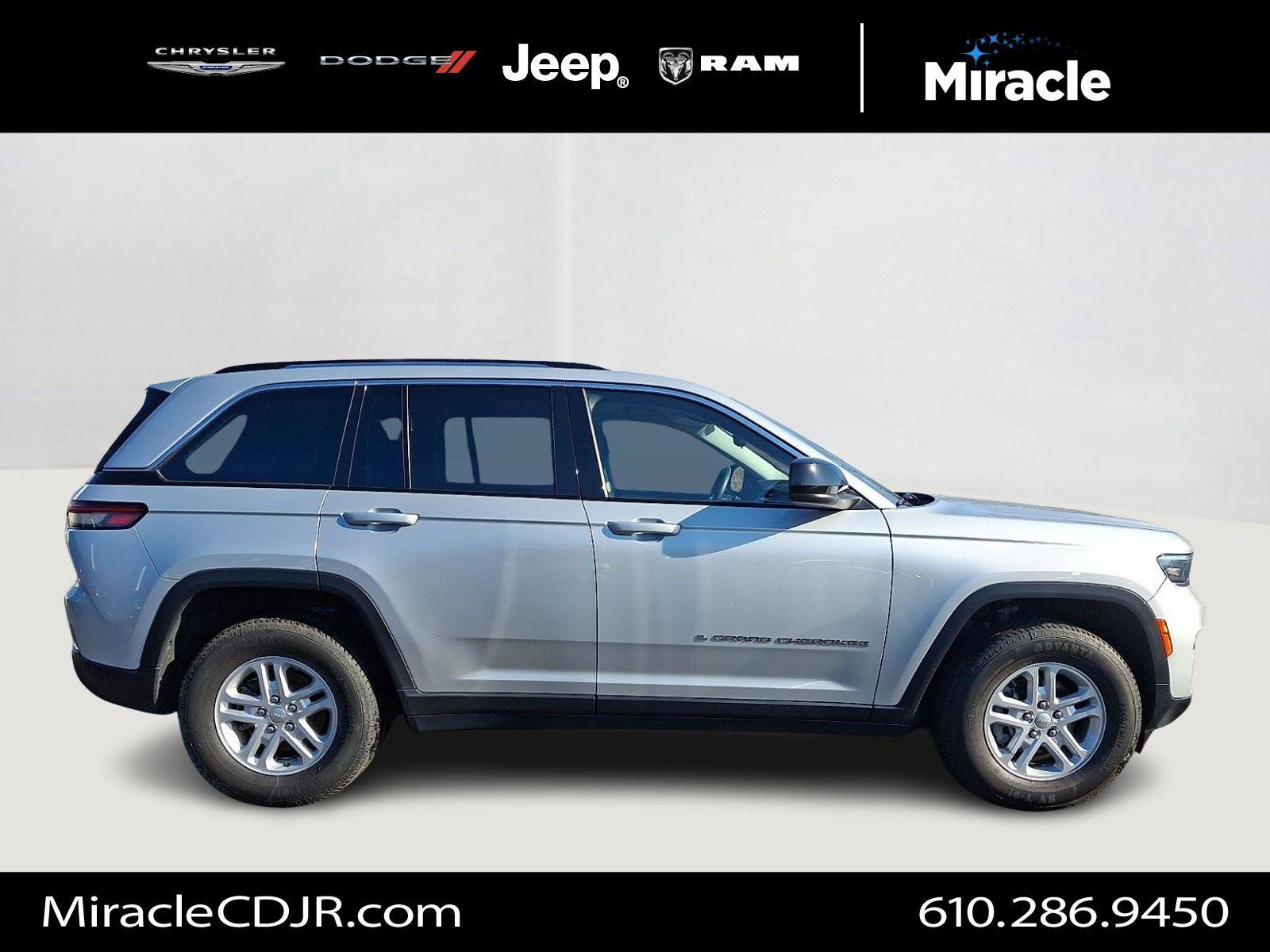 Used 2023 Jeep Grand Cherokee Laredo image 7